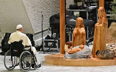 Le pape Franois priant devant la  Nativit de Bethlem 2024 , lors de son inauguration dans la salle Paul VI, lors de l'audience prive avec les donateurs de la crche et de la crmonie de l'arbre de Nol sur la place Saint-Pierre, dans la salle Paul-VI au Vatican, le 7 dcembre 2024. (Crdit : Andreas Solaro/ AFP)