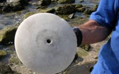 Un disque de marbre rare, vieux de 2 500 ans, dcouvert au large des ctes israliennes en juillet 2023. (Crdit : Autorit isralienne des Antiquits)