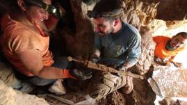 Des chercheurs de l'Autorit des antiquits d'Isral et de l'Universit d'Ariel mettent au jour une rare cache d'armes romaines dans une grotte du dsert de Jude