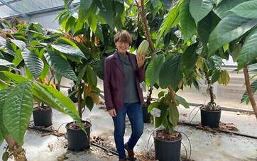 Ellen Graber pose avec l'un de ses plants de cacao au Centre Volcani, dans le centre d'Isral. (Avec l'aimable autorisation d'Ellen Graber)