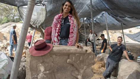 https://israel247.org/wp-content/uploads/2025/06/Sarcophage-romain-spectaculaire-et-rare-decouvert-a-Cesaree-700x393.jpg