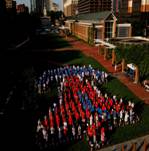 250 personnes prennent la pose en formant la � Cloche de la Libert� Vivante �, qui dessine la silhouette de la Cloche de la Libert� sur l'Independence Mall � Philadelphie, en Pennsylvanie, le 2 juillet 2026.